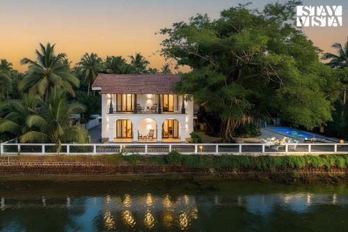 StayVista at Di Mora by the Sea with Lawn & Pool