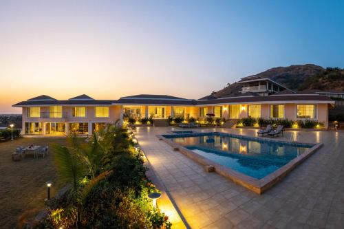 StayVista at Dolce Montagna w Pool, Karaoke & Bar