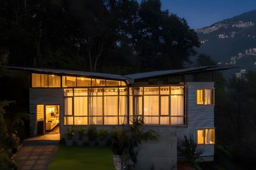 StayVista at Gassa Home with Mountain View, BBQ, Lawn at Gangtok