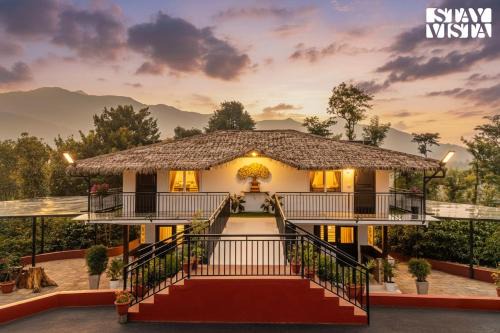 StayVista at Hermitage 4BR -Coorg Near Irupu Falls
