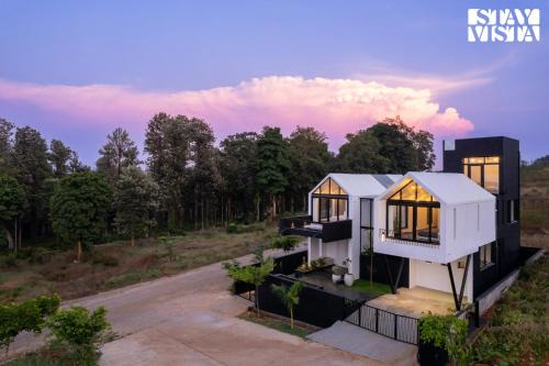 StayVista at Lotus Lumiere with Breakfast & jacuzzi