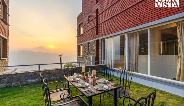 StayVista at Mist - Elysium Estate Mountain 2BR, Bonfire & Meals