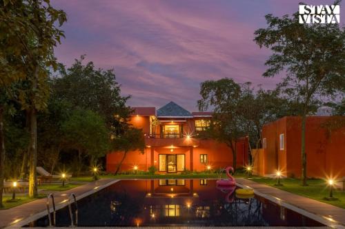 StayVista at Morbaugh Palace- Outdoor pool, WiFi & BBQ