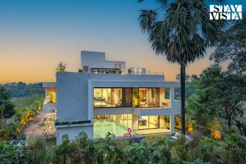 StayVista at Sage Villa - Pool, Lawn & WiFi
