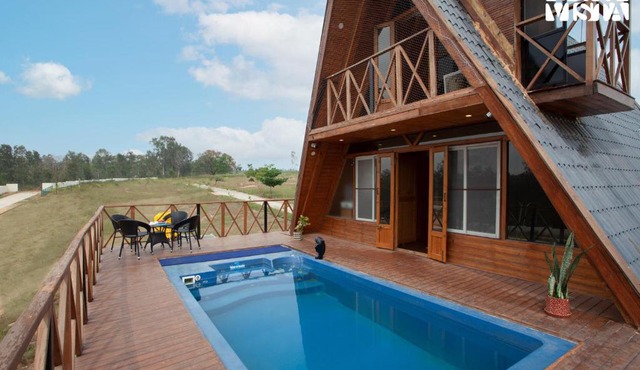 StayVista at The Goldilocks with Pvt Pool & Gym
