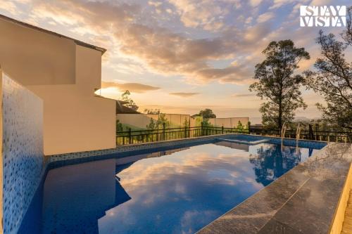 StayVista at The Green Nook - Pool, Views & Wi-Fi