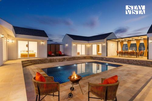 StayVista at The Leo's Manor with Bonfire, Pool