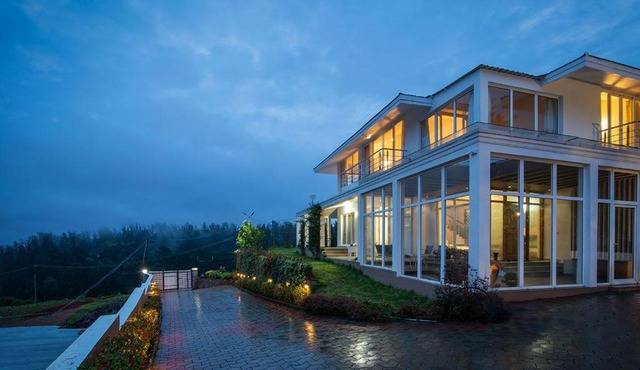 StayVista at The Lilly Ooty with Breakfast