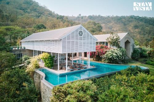 StayVista at The Ray with Mountain Views, BBQ, AC