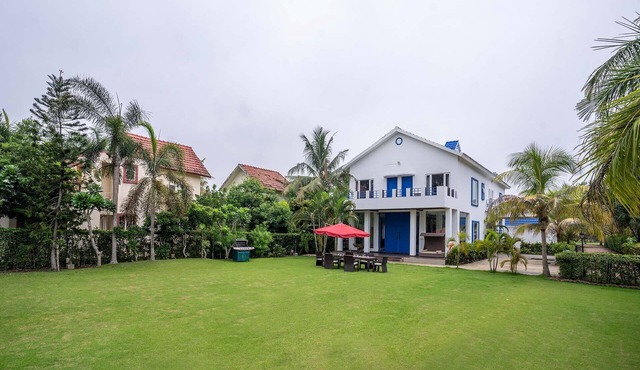 StayVista at Timeless Elegance w/Pool, BBQ, Wi-Fi