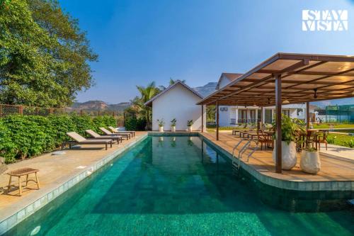 StayVista at Truntum with Jacuzzi, Pool, Lawn