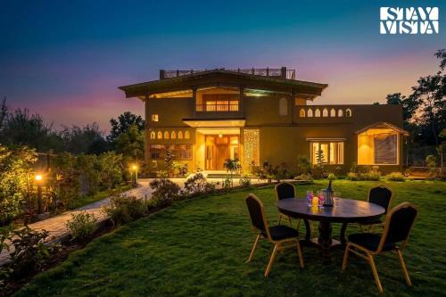 StayVista at Vannraj Farm Villa with Shared Pool & Bonfire