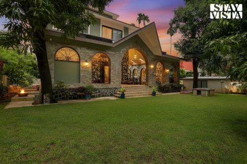 StayVista at Villa Harmony with Bonfire, Pool