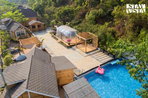 StayVista at Woodhouse Story with Pool, WiFi, AC
