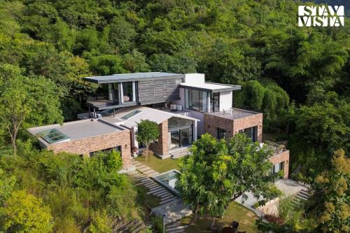StayVista's Ikebana - Living By The Forest Edge - Mountain-view Villa with Infinity Pool, Lawn, & Indoor-Outdoor Games