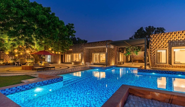 Stayvista @ The Brick House w/Private Pool & Lawn