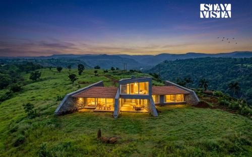 Stone House Bezze by StayVista with Lake view, Jacuzzi & Lawn - your perfect getaway