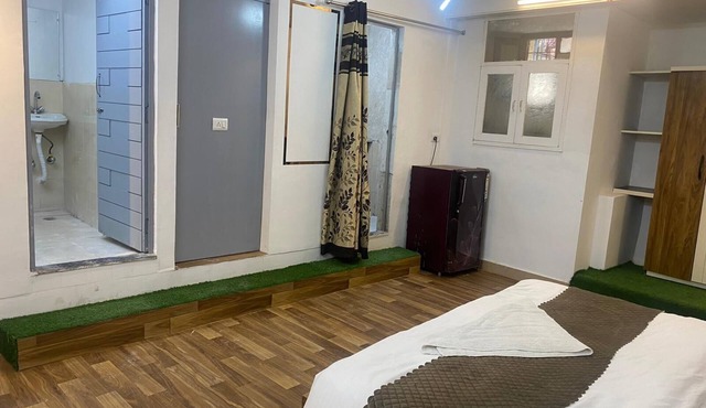 Studio 1-bedroom apartment with WiFi, AC in fabulous New Delhi
