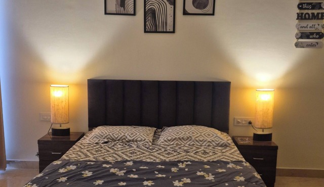Studio Apartment where comfort meets panormic city view-room w/private balcony