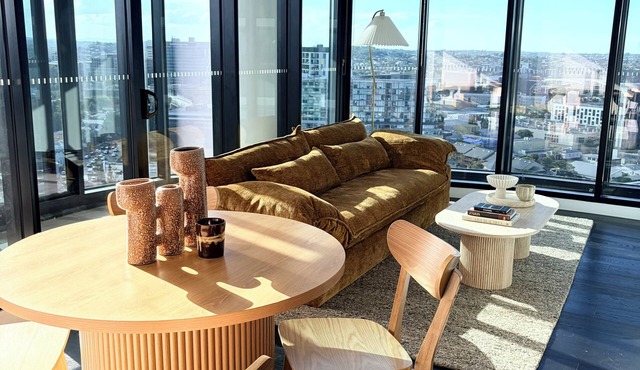 Stunning skyline apartment with infinity pool, gym and free parking in Fortitude Valley