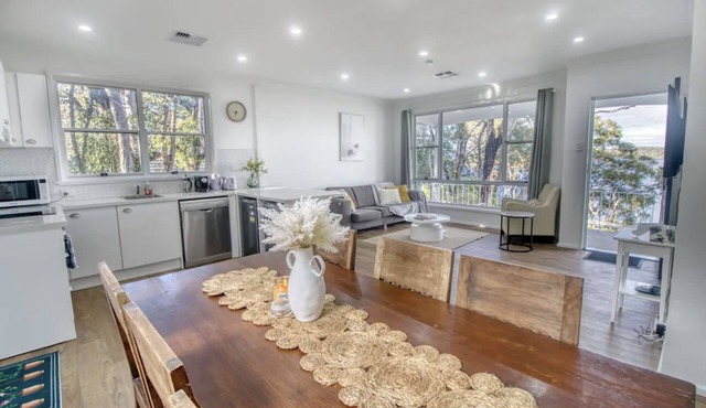 Stunning View Over Lake Macquarie : Lakeside House in Wangi Wangi