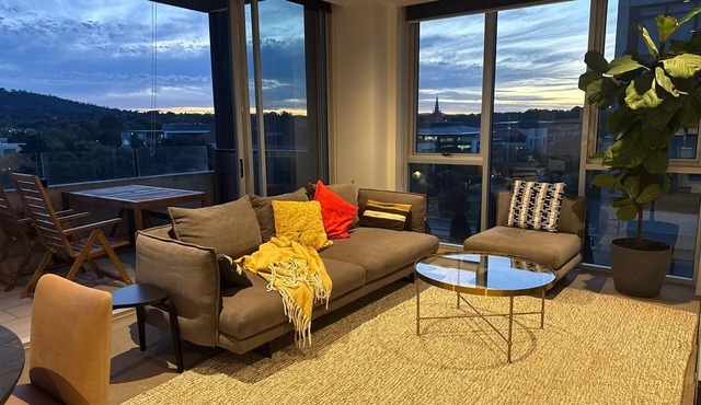 Stylish 1BR Spacious Penthouse, Self Check-in, 5 min walk to parliament.