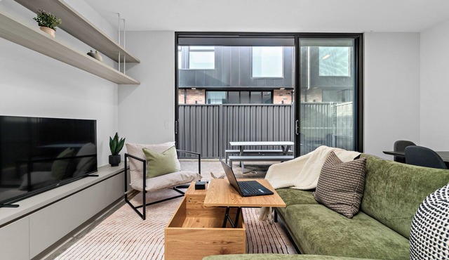 Stylish 3BR Townhouse | Walk to CBD | Free Parking + Fast WiFi in Bowden