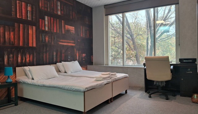 Stylish and Cosy Studio with huge window view, close to Moolchand Metro Station