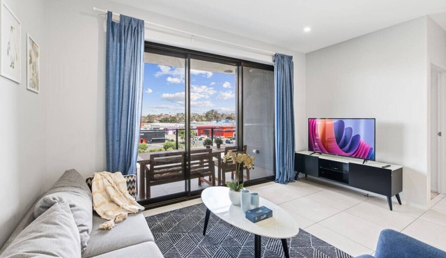 Stylish Apt w/Balcony Easy Access to Everywhere in MacGregor