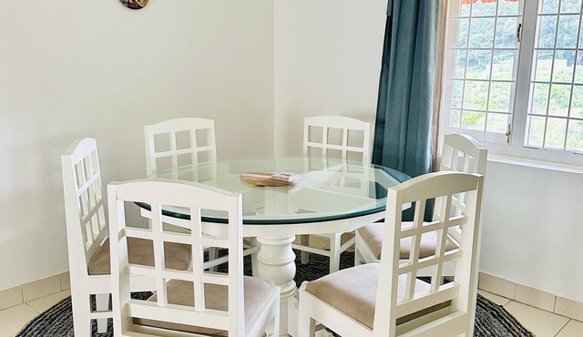 Stylish & Cozy Villa: Lush lawns - Firepit - Glass House - 5 mins from Ooty town