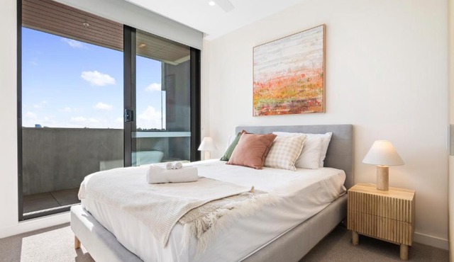 Stylish & Modern 2BR with HUGE Balcony =& Car Park! in Melbourne