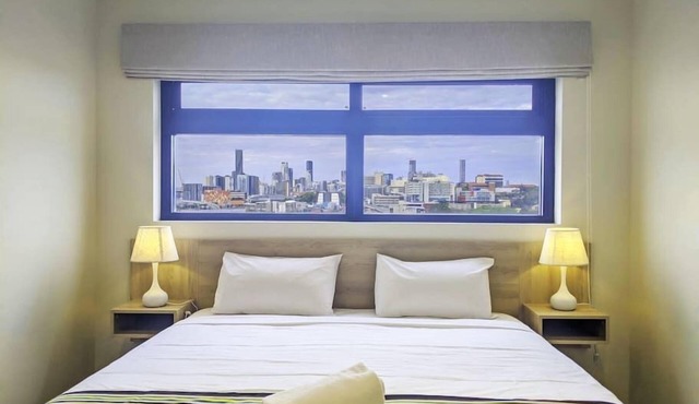 Stylish & spacious 1 BRM king bed apartment with City view in Windsor