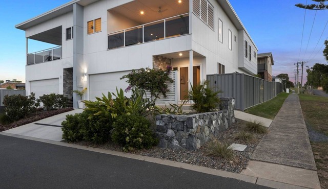 Sun Crest - amazing ocean views, walk to beach and vibrant village of Woolgoogla in Woolgoolga