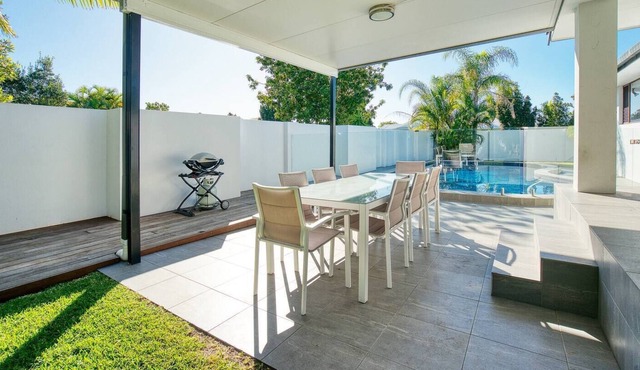 Sunny Patch Breezy Burleigh Waters Poolside Villa in Burleigh Waters