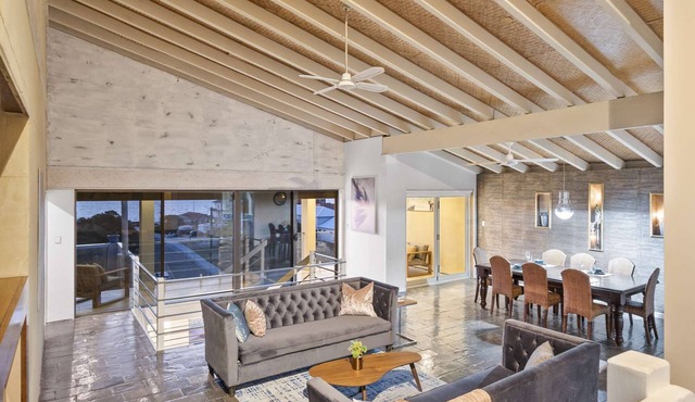 Sunny Shorefront Retreat: Uninterrupted Ocean Views in Quinns Rock