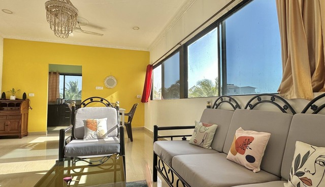 Sunny Side Up Pent 1 with Pool, pet friendly, free parking, free wifi