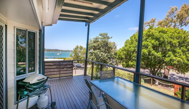 Sunset Cabins - Beachfront Cabin with Sea View. Queen bed, Laundry, full kitchen and Bathroom. Deck with BBQ in Seventeen Seventy