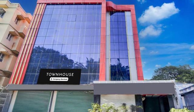 Super Townhouse Lake Town Clock Tower Formerly Crown Comfort