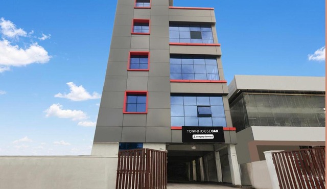 Super Townhouse Oak Kamineni Bus Stop