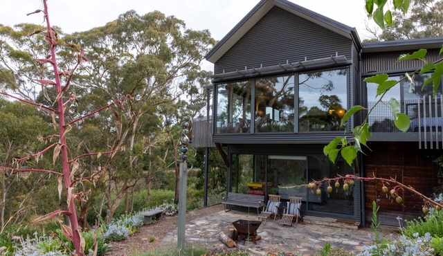 Superb hilltop designer home with panoramic views in Hepburn. in Hepburn