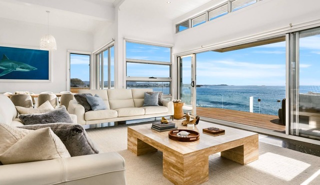 Surf Beach House - Absolute Waterfront