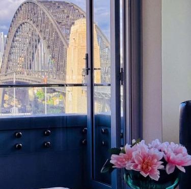 Sydney Harbour and CBD View Penthouse with Free Parking