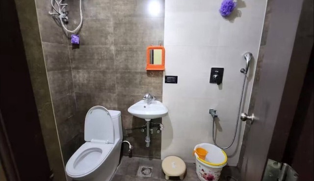 T.Nagar Teynampet, Chennai Soothing building with AC in vibrant Chennai