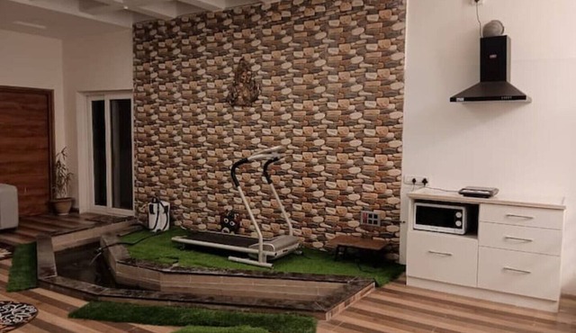 T2 Lovely 2 bedroom hill view with covered parking