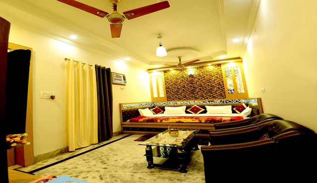 TAJ SQUARE HOMESTAY