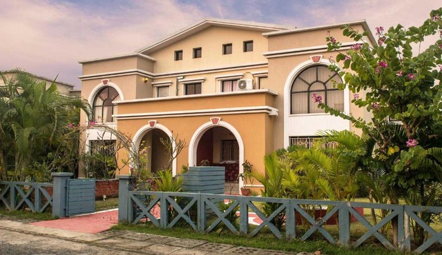 Taruchaya by StayVista with Lawn, Gazebo at Raichak - Kolkata