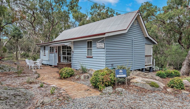 Tea Tree Cottage, luxury 2 bedroom cottage at Diamondvale Estate with fireplace in Diamondvale
