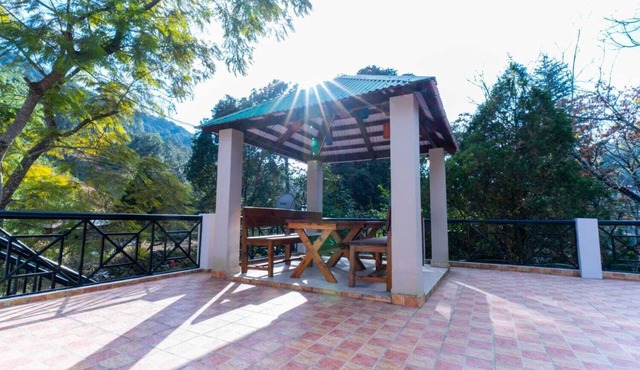 The camphor Tree Lakefront Jungle Lodge by Earthaa Escapes