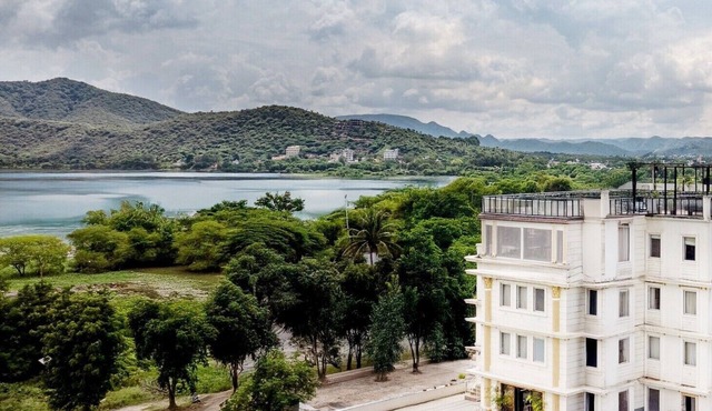 The Colonial Hotel Lake View Rooms