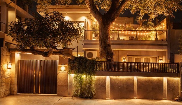 THE COZY CHAOS ! A Warm, Stylish Stay Where Comfort and Character Come Together